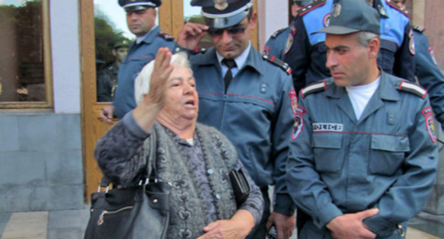 The policemen are keeping order during the rally. Yerevan, October 15, 2015. Photo by Tigran Petrosyan for the "Caucasian Knot" The policemen are keeping order during the rally. Yerevan, October 15, 2015. Photo by Tigran Petrosyan for the "Caucasian Knot"