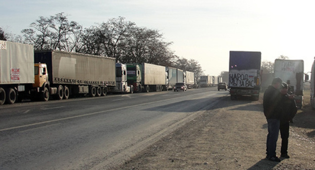 Heavy-duty trucks on the roadside. Photo by Murad Muradov for the "Caucasian Knot" Heavy-duty trucks on the roadside. Photo by Murad Muradov for the "Caucasian Knot"