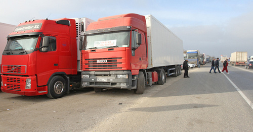 Trucks drivers striking in Manas. November 23, 2015. Photo by Ruslan Alibekov for the "Caucasian Knot"