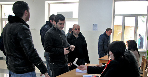 At the voting station on the day of referendum, December 6, 2015. Photo: http://newsarmenia.am/news/armenia/nablyudateli-ot-sng-dovolny-khodom-golosovaniya-na-referendume-po-konstitutsionnym-izmeneniyam-v-arm/ At the voting station on the day of referendum, December 6, 2015. Photo: http://newsarmenia.am/news/armenia/nablyudateli-ot-sng-dovolny-khodom-golosovaniya-na-referendume-po-konstitutsionnym-izmeneniyam-v-arm/
