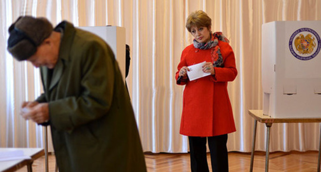 At a voting station on the day of referendum, Armenia, December 6, 2015. Photo: www.panarmenian.net
