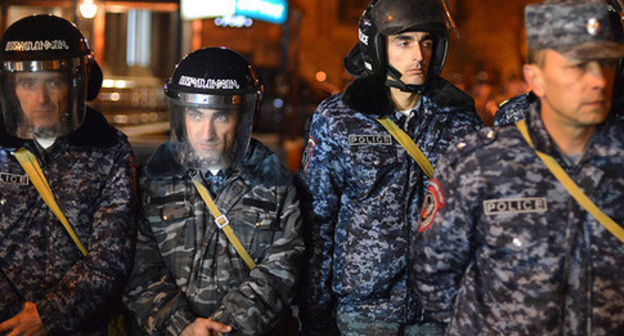 Policemen during protest action, Yerevan, December 2015. Photo: http://www.panarmenian.net/