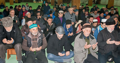Believes gather for prayer in a mosque in the village of Shamkhal. Photo: http://islamdag.ru/news/14079 Believes gather for prayer in a mosque in the village of Shamkhal. Photo: http://islamdag.ru/news/14079
