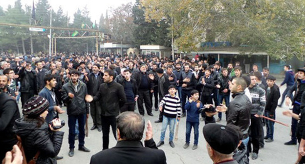 Residents of Nardaran during unrest provoked by special operation, December 2015. Photo: RFE/RL. 