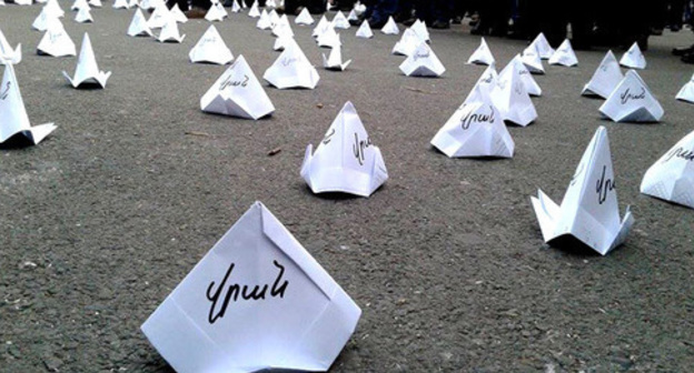 Activists of "New Armenia" set up paper tents in Yerevan, December 11, 2015. Photo by Armine Martirosyan for the ‘Caucasian Knot’. 