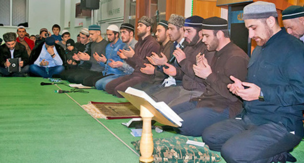 Believes gather for prayer in a mosque in the village of Shamkhal. Photo: http://islamdag.ru/news/14079