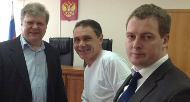 Evgeny Vitishko (in the middle) in the courtroom. Photo: http://www.yabloko.ru/regnews/Moscow/2015/04/15_0