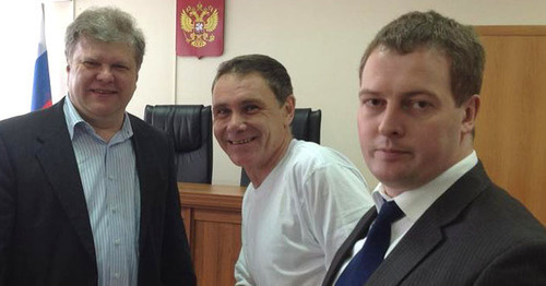 Evgeny Vitishko (in the middle) in the courtroom. Photo: http://www.yabloko.ru/regnews/Moscow/2015/04/15_0