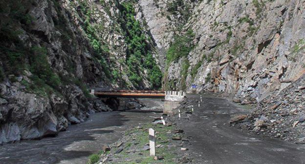 The road on the border between the Tsuntin and Tsumada Districts. Photo: Shamil Shangereev, http://www.odnoselchane.ru/?page=photos_of_category&amp;sect=54&amp;com=photogallery