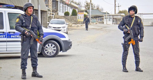 Armed law enforcers in Nardaran. Photo: Famil Mahmudbayli, RFE/RL