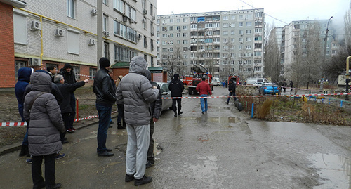 Tenants evacuated after explosion in a residential building in Volgograd, December 20, 2015. Photo by Tatiana Filimonova for the ‘Caucasian Knot’.