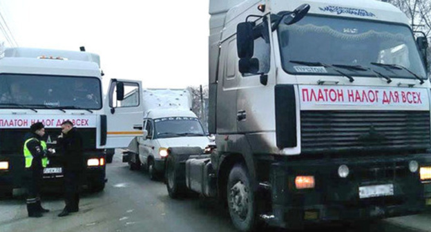 Truck drivers protest action, December 2015. Photo: Mariay Kostayeva (RFE/RL) Truck drivers protest action, December 2015. Photo: Mariay Kostayeva (RFE/RL)