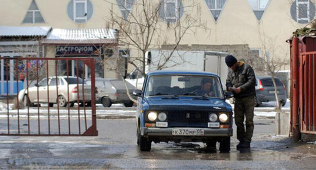 Entrance to the market in Khasavyurt. Photo: Kamil Khunkerov, http://www.odnoselchane.ru/?page=photos_of_category&sect=66&pg=1&com=photogallery