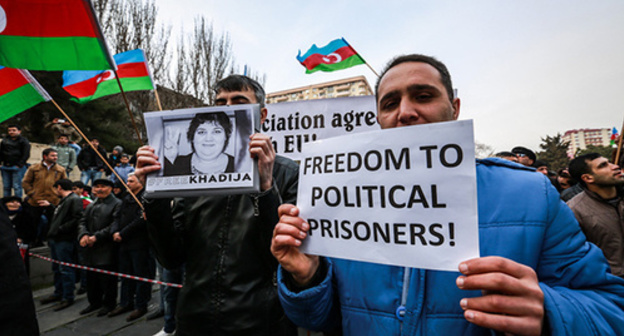 Participant of Baku rally holds portrait of Khadija Ismayilova and poster saying ‘Freedom to political prisoners!’ Photo by Aziz Karimov for the ‘Caucasian Knot’. 