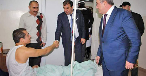The victims were visited by Malik Bagliev, the head of the city district "Derbent" (to the right), and Magomed Djelilov, the head of the Derbent District. Derbent, January 2, 2016. Photo by Tatyana Gantimurova for the "Caucasian Knot"