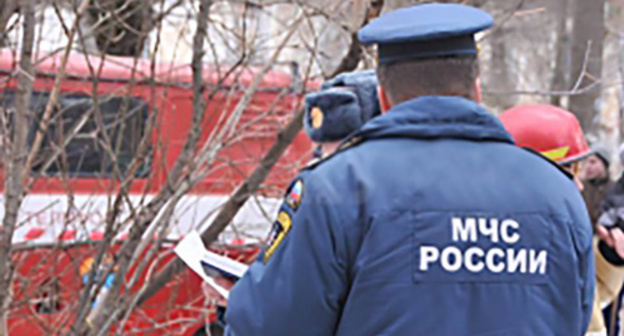 Ministry for Emergencies employee during fire extinguishing. Photo: http://30.mchs.gov.ru/operationalpage/operational/item/3359298/ Ministry for Emergencies employee during fire extinguishing. Photo: http://30.mchs.gov.ru/operationalpage/operational/item/3359298/