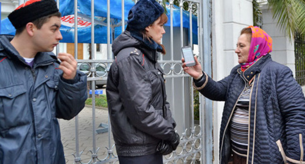 Policemen and Cossacks block the main entrance to the Temple of Archangel Michael, Sochi, January 7, 2016. Photo by Svetlana Kravchenko for the ‘Caucasian Knot’. 