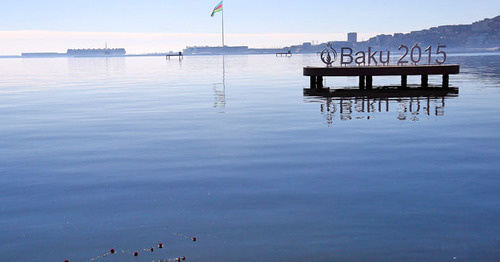 Flowers brought to the sea by the residents of Baku during the mourning for the deceased oilmen from the platform. Baku, December 6, 2015. Photo by Aziz Karimov for the "Caucasian Knot"