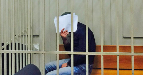 The defendant Anzor Gubashev hiding his face from cameras and photo correspondents. Photo by the "Caucasian Knot" correspondent