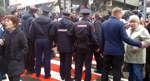 The police pushed protesting pensioners in Sochi on sidewalk. Photo: © Maks Portal / Mariya Spiridonova, http://maks-portal.ru/ekonomika/foto/pensionery-v-sochi-perekryli-centralnuyu-ulicu-foto