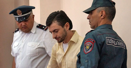 Yke Kyuregyan (centre) in the courtroom. Photo: http://hetq.am/rus/news/62561/aiyk-kyuregyan-na-etot-raz-ne-viybete-ya-14-let-sidet-ne-budu.html Yke Kyuregyan (centre) in the courtroom. Photo: http://hetq.am/rus/news/62561/aiyk-kyuregyan-na-etot-raz-ne-viybete-ya-14-let-sidet-ne-budu.html
