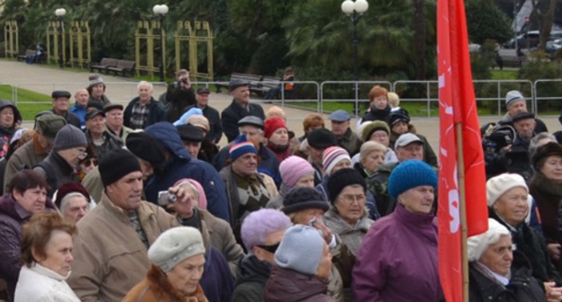 Participants of the CPRF rally in Sochi, January 12, 2015. Photo by Svetlana Kravchenko for the ‘Caucasian Knot’. Participants of the CPRF rally in Sochi, January 12, 2015. Photo by Svetlana Kravchenko for the ‘Caucasian Knot’.
