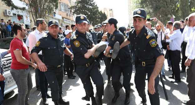 The police detain a participants of the rally. May 30, 2015. Photo by Aziz Karimov for the "Caucasian Knot" The police detain a participants of the rally. May 30, 2015. Photo by Aziz Karimov for the "Caucasian Knot"