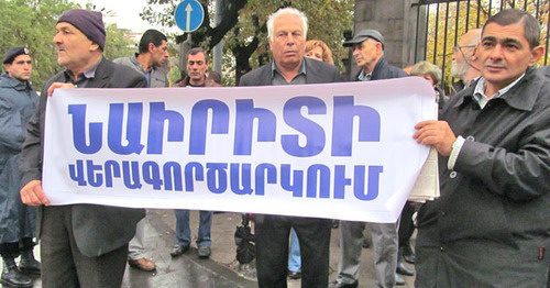 A protest action of the workers of the "Nairit". An inscription on the poster: "We demand the company to resume its work". Yerevan, October 29, 2015. Photo by Tigran Petrosyan for the "Caucasian Knot" A protest action of the workers of the "Nairit". An inscription on the poster: "We demand the company to resume its work". Yerevan, October 29, 2015. Photo by Tigran Petrosyan for the "Caucasian Knot"