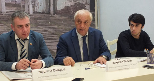 Muslim Omarov, the Deputy of the City Assembly of Buynaksk, Zairbek Valiev, the Deputy of the City Assembly of Buynaksk, blogger Gadzhi Nurutdinov (to the right). Photo by Patimat Makhmudova for the "Caucasian Knot"