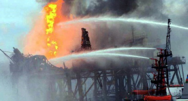 Extinguishing a fire on the oil platform "Gyuneshli". December 6, 2015. Photo: Facebook.com/MeydanTelevision Extinguishing a fire on the oil platform "Gyuneshli". December 6, 2015. Photo: Facebook.com/MeydanTelevision