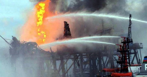 Extinguishing a fire on the oil platform "Gyuneshli". December 6, 2015. Photo: Facebook.com/MeydanTelevision Extinguishing a fire on the oil platform "Gyuneshli". December 6, 2015. Photo: Facebook.com/MeydanTelevision