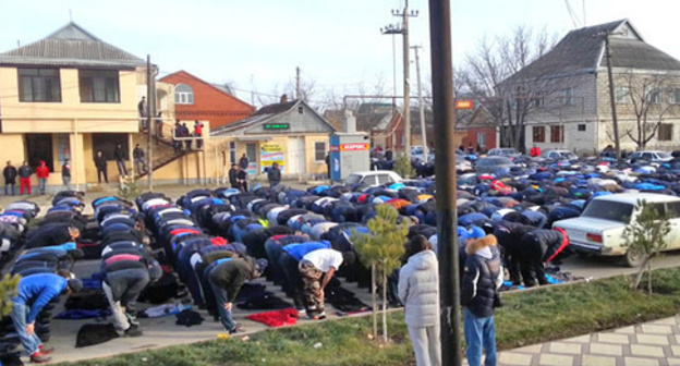 Believes pray in the street in Khasavyurt, February 1, 2016. Screenshot from the video posted by Usma Tura, https://www.youtube.com/watch?v=PYRN-CUHpAs Believes pray in the street in Khasavyurt, February 1, 2016. Screenshot from the video posted by Usma Tura, https://www.youtube.com/watch?v=PYRN-CUHpAs
