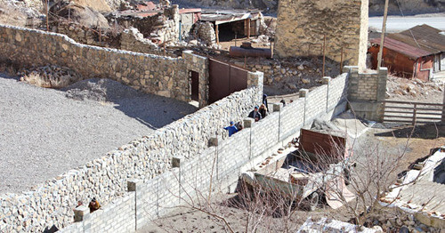 The fence built near the Dzivgis Fortress. North Ossetia. Photo by Emma Marzoeva for the "Caucasian Knot" The fence built near the Dzivgis Fortress. North Ossetia. Photo by Emma Marzoeva for the "Caucasian Knot"