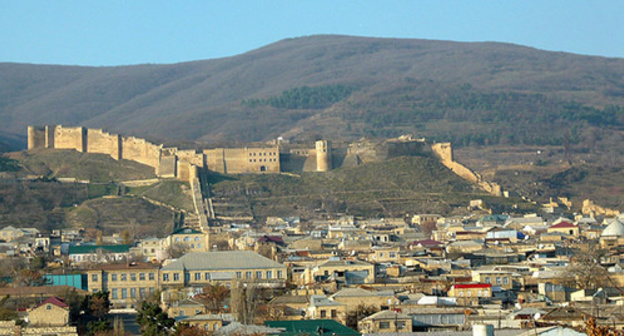 A view of Derbent. Photo: http://flnka.ru/novosti/12345-bolee-300-chelovek-protestuyut-protiv-zaderzhaniya-imama-mecheti-v-derbente.html A view of Derbent. Photo: http://flnka.ru/novosti/12345-bolee-300-chelovek-protestuyut-protiv-zaderzhaniya-imama-mecheti-v-derbente.html