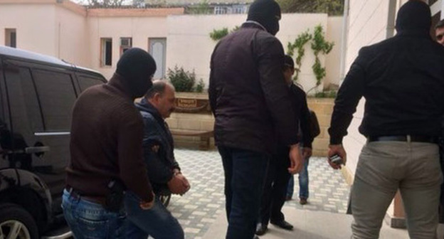 Rauf Mirkadyrov is being accompanied to the court. Photo: http://haqqin.az/news/55759