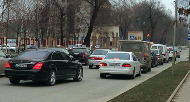 Cars riding along Mitaeva street in Grozny. Photo by Magomed Magomedov for the ‘Caucasian Knot’. 