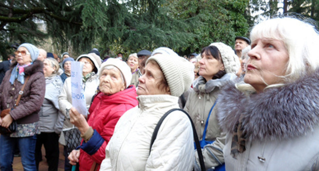Participants fo an unauthorized rally on January 15 next to the Sochi Mayoralty. Photo by Svetlana Kravchenko for the ‘Caucasian Knot’. 