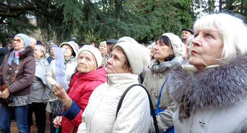 Participants fo an unauthorized rally on January 15 next to the Sochi Mayoralty. Photo by Svetlana Kravchenko for the ‘Caucasian Knot’. 