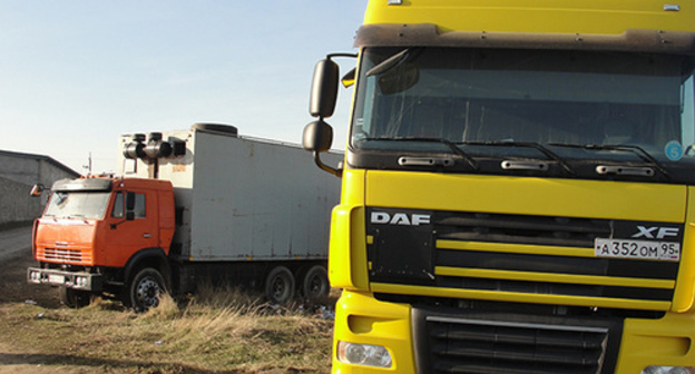Heavy trucks during protest rally of truck drivers, Dagestan, November 24, 2015. Photo by Murad Muradov for the ‘Caucasian Knot’. Heavy trucks during protest rally of truck drivers, Dagestan, November 24, 2015. Photo by Murad Muradov for the ‘Caucasian Knot’.