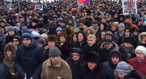 The participants of the rally in memory of Boris Nemtsov in Saint Petersburg. February 27, 2016. Photo by Arseniy Vesnin, Twitter.com/ars_ves