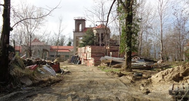 The neighbourhood Maly Akhun, in the park area where locals could walk, now has a building fence and a security station, and the road for general use is blocked. Sochi, March 12, 2016. Photo by Svetlana Kravchenko for the "Caucasian Knot" The neighbourhood Maly Akhun, in the park area where locals could walk, now has a building fence and a security station, and the road for general use is blocked. Sochi, March 12, 2016. Photo by Svetlana Kravchenko for the "Caucasian Knot"
