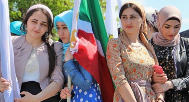 Participants of May 1st demonstration in Grozny. May 1, 2015. Photo by Magomed Magomedov for the ‘Caucasian Knot’. Participants of May 1st demonstration in Grozny. May 1, 2015. Photo by Magomed Magomedov for the ‘Caucasian Knot’.