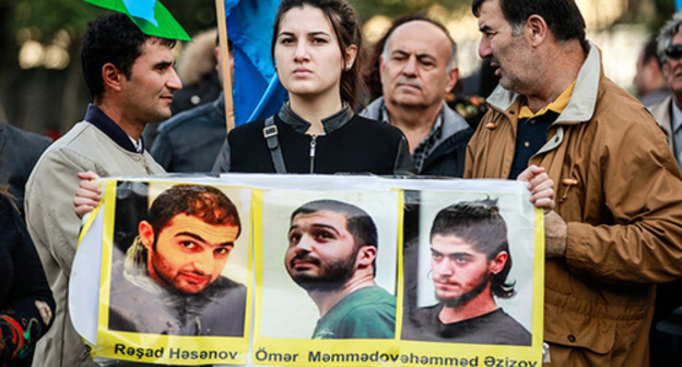 Rally participants hold portraits of arrested members of ‘Nida’ youth organization, Baku, October 25, 2015. Photo by Aziz Karimov for the ‘Caucasian Knot’. Rally participants hold portraits of arrested members of ‘Nida’ youth organization, Baku, October 25, 2015. Photo by Aziz Karimov for the ‘Caucasian Knot’.