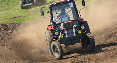Tractor race. Photo Victor Demidov, https://ru.wikipedia.org/wiki/Трактор#/media/File:Bizon-Treck-Show_Russia_Rostov-on-Don_2009_may-5.JPG Tractor race. Photo Victor Demidov, https://ru.wikipedia.org/wiki/Трактор#/media/File:Bizon-Treck-Show_Russia_Rostov-on-Don_2009_may-5.JPG