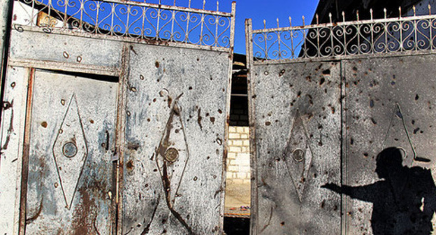 Gates of the house suffered as a result of shelling, Tartar, Terter Region of Azerbaijan, April 3, 2016. Photo by Famil Makhmudbeili for the ‘Caucasian Knot’. Gates of the house suffered as a result of shelling, Tartar, Terter Region of Azerbaijan, April 3, 2016. Photo by Famil Makhmudbeili for the ‘Caucasian Knot’.