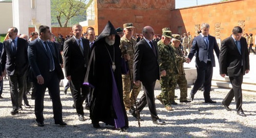 Memory of Armenian Genocide victims was honoured by the Nagorno-Karabakh authorities, religious figures, public activists, and residents of Stepanakert, Nagorny Karabakh. Photo from Albert Voskanyan’s blog at the ‘Caucasian Knot’. 