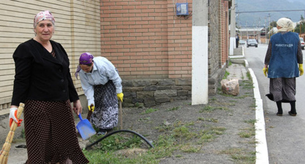 Residents of Chechnya attend subbotnik. Photo: http://www.itumkali.com/new/subbotnik-v-itum-kalinskom-rajone-chechenskoj-respubliki.htm Residents of Chechnya attend subbotnik. Photo: http://www.itumkali.com/new/subbotnik-v-itum-kalinskom-rajone-chechenskoj-respubliki.htm