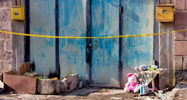 Toys and flowers at the gates of the Avetisyans’ house. Gyumri, January 20, 2015. Photo by Narek Tumasyan for the ‘Caucasian Knot’. Toys and flowers at the gates of the Avetisyans’ house. Gyumri, January 20, 2015. Photo by Narek Tumasyan for the ‘Caucasian Knot’.