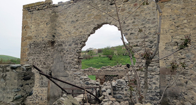 Debris of house in Talysh village, located 3 km from contact line with Azerbaijan. Photo by Alvard Grigoryan for the ‘Caucasian Knot’. Debris of house in Talysh village, located 3 km from contact line with Azerbaijan. Photo by Alvard Grigoryan for the ‘Caucasian Knot’.