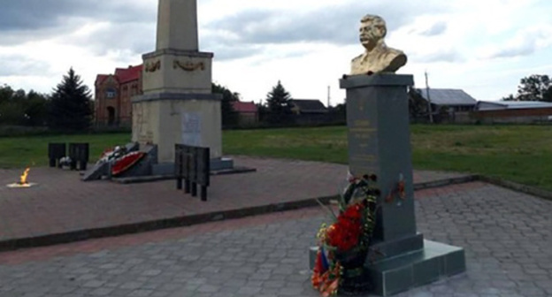 The monument to Joseph Stalin in the village of Ozrek of the Lesken District of Kabardino-Balkaria. Photo: http://kavtoday.ru/14356
© www.kavtoday.ru The monument to Joseph Stalin in the village of Ozrek of the Lesken District of Kabardino-Balkaria. Photo: http://kavtoday.ru/14356
© www.kavtoday.ru